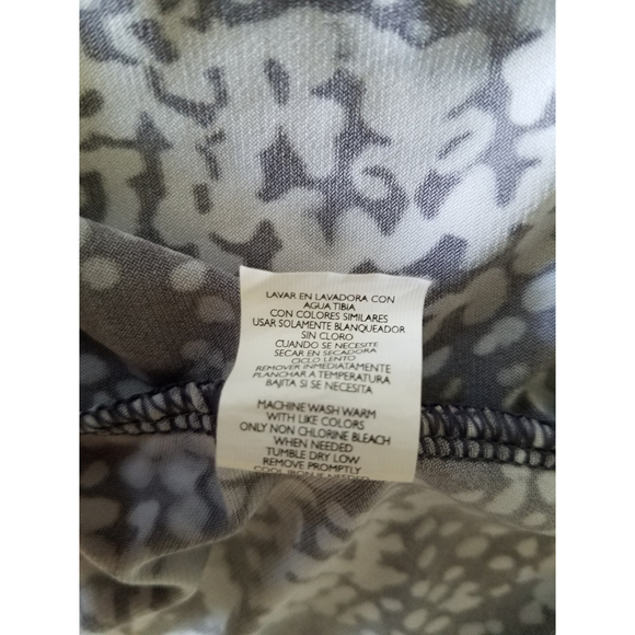 Daisy Fuentes Sz L Short Sleeve Twisted Front BOHO Gray V-NECK Women Top - Picture 5 of 12